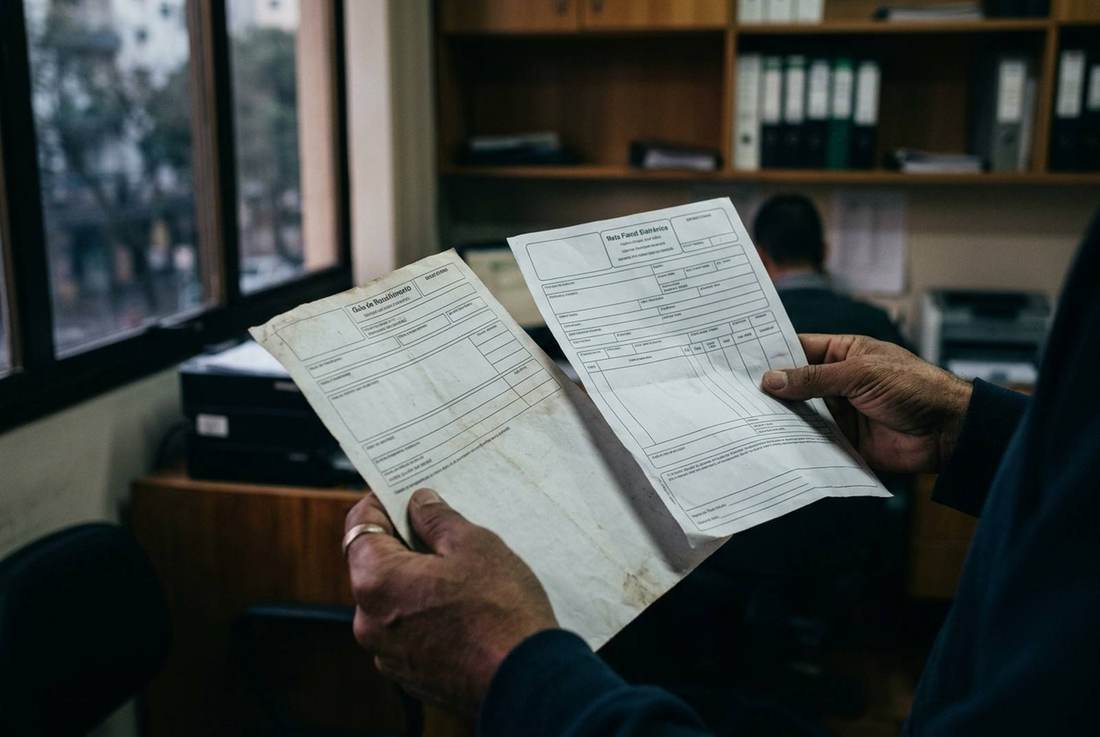 Guia de imposto e nota fiscal na mão